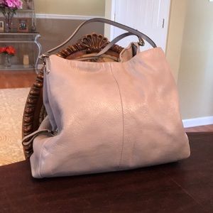 Coach ladies shoulder bag in gray leather.